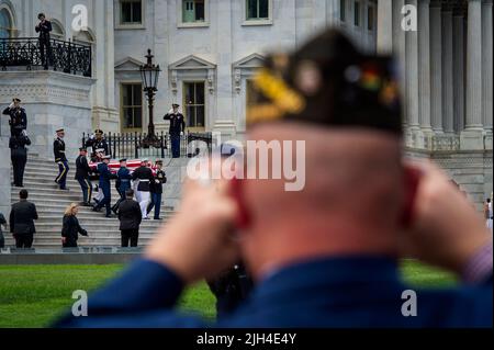 Washington, Vereinigte Staaten Von Amerika. 14.. Juli 2022. Veteranen, Familie und Freunde beobachten die Abschiedserzeremonie, während ein militärischer Ehrengarde am Donnerstag, den 14. Juli 2022, die Fahnenschachtel von Hershel W., dem Chief Warrant Officer 4 von Woody Williams, des United States Marine Corps, im Ruhestand, im US-Kapitol in Washington, DC, trägt. Mr. Williams war der letzte verbleibende Träger der Ehrenmedaille aus dem Zweiten Weltkrieg Quelle: Rod Lampey/CNP/Sipa USA Quelle: SIPA USA/Alamy Live News Stockfoto