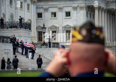 Washington, Vereinigte Staaten Von Amerika. 14.. Juli 2022. Veteranen, Familie und Freunde beobachten die Abschiedserzeremonie, während ein militärischer Ehrengarde am Donnerstag, den 14. Juli 2022, die Fahnenschachtel von Hershel W., dem Chief Warrant Officer 4 von Woody Williams, des United States Marine Corps, im Ruhestand, im US-Kapitol in Washington, DC, trägt. Mr. Williams war der letzte verbleibende Träger der Ehrenmedaille aus dem Zweiten Weltkrieg Quelle: Rod Lampey/CNP/Sipa USA Quelle: SIPA USA/Alamy Live News Stockfoto