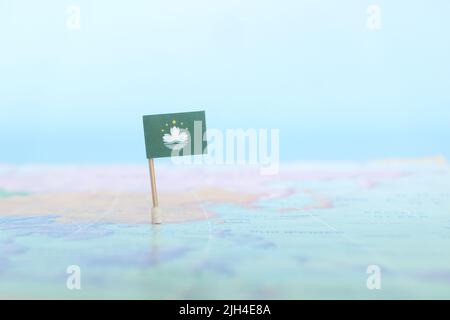 Selektiver Fokus der Macau- oder Macao-Flagge auf der Weltkarte. Macau Land Lage und Souveränität Konzept. Stockfoto