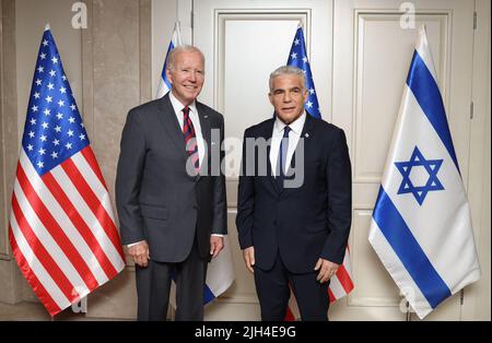 Jerusalem, Israel. 14.. Juli 2022. US-Präsident Joe Biden trifft sich am 14. Juli 2022 in Jerusalem mit dem israelischen Premierminister Yair Lapid. Biden kam am Mittwoch in Israel an und begann seine erste Reise in die Region während seiner Präsidentschaft. Quelle: Xinhua/Alamy Live News Stockfoto