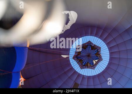 Blick nach der Landung auf den Gipfel eines Heißluftballons, wenn die heiße Luft freigesetzt wird. Stockfoto