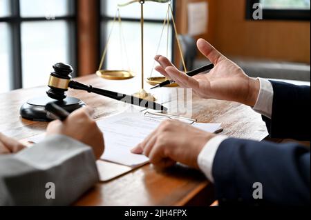 Kluger und professioneller männlicher Anwalt oder Unternehmensjurist, der mit seinem Mandanten im Büro berät und berät. Stockfoto