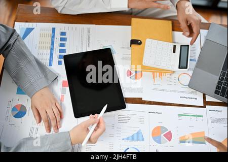 Oben auf der Aufnahme arbeitet Ein Finanzanalyst des Unternehmens mit einem anderen Finanzanalysten des Unternehmens zusammen, um das Finanzprojekt in der Geschäftsniederlage zu planen und ein Brainstorming zu erstellen Stockfoto