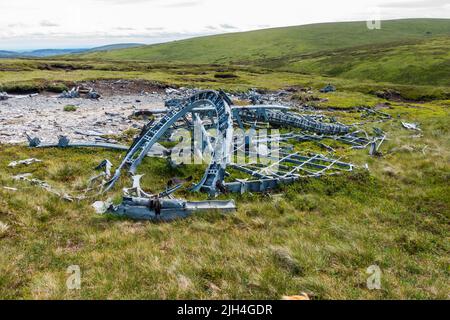 Vickers Wellington Bomberwrack, der 1942 auf dem Hügel in der Nähe von Ben Tiran in Glen Clova, Angus, Schottland, zusammenbrach, wobei der geodätische Luftrahmen sichtbar war Stockfoto