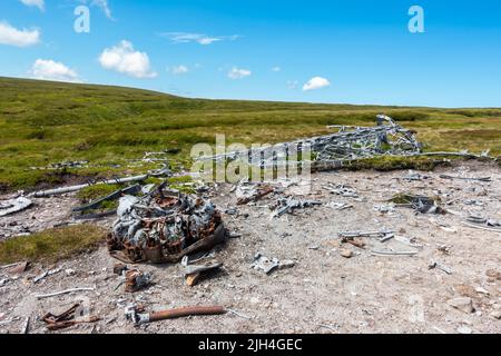 Motor eines Wracks eines Vickers Wellington Bombers, der 1942 auf dem Hügel in der Nähe von Ben Tiran in Glen Clova, Angus, Schottland, Stockfoto