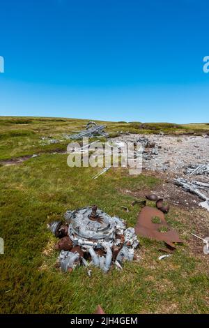 Motor eines Wracks eines Vickers Wellington Bombers, der 1942 auf dem Hügel in der Nähe von Ben Tiran in Glen Clova, Angus, Schottland, Stockfoto