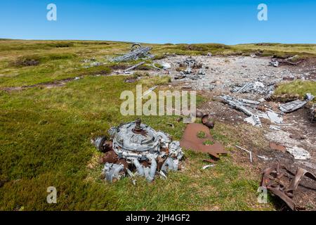 Motor eines Wracks eines Vickers Wellington Bombers, der 1942 auf dem Hügel in der Nähe von Ben Tiran in Glen Clova, Angus, Schottland, Stockfoto