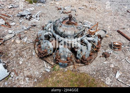 Motor eines Wracks eines Vickers Wellington Bombers, der 1942 auf dem Hügel in der Nähe von Ben Tiran in Glen Clova, Angus, Schottland, Stockfoto