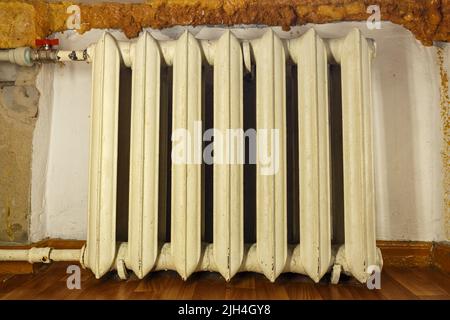 Alte gusseiserne Heizkörper für den Haushalt. Heizung Wohnung im Winter. Stockfoto