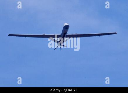 Paris, Frankreich. 14.. Juli 2022. Eine unbemannte Drohne von General Atomics MQ-9 Reaper fliegt während der Militärparade am 14. Juli 2022 auf der Champs-Elysees in Paris, Frankreich, über das Louvre-Museum. Foto von Karim Ait Adjedjou/ABACAPRESS.COM Quelle: Abaca Press/Alamy Live News Stockfoto