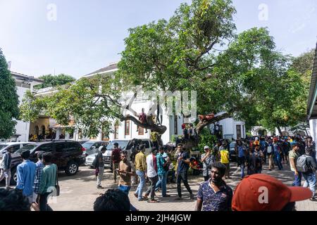 Colombo, Sri Lanka. 13.. Juli 2022. Hunderte von Demonstranten stürmten das Büro des Premierministers. Über 30 Menschen wurden während des Protestes verletzt und ins Krankenhaus eingeliefert. (Foto: ISURA Nimantha/Pacific Press/Sipa USA) Quelle: SIPA USA/Alamy Live News Stockfoto