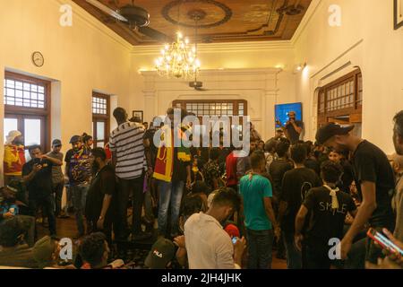 Colombo, Sri Lanka. 13.. Juli 2022. Hunderte von Demonstranten stürmten das Büro des Premierministers. Über 30 Menschen wurden während des Protestes verletzt und ins Krankenhaus eingeliefert. (Foto: ISURA Nimantha/Pacific Press/Sipa USA) Quelle: SIPA USA/Alamy Live News Stockfoto