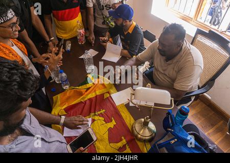 Colombo, Sri Lanka. 13.. Juli 2022. Hunderte von Demonstranten stürmten das Büro des Premierministers. Über 30 Menschen wurden während des Protestes verletzt und ins Krankenhaus eingeliefert. (Foto: ISURA Nimantha/Pacific Press/Sipa USA) Quelle: SIPA USA/Alamy Live News Stockfoto