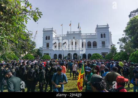 Colombo, Sri Lanka. 13.. Juli 2022. Hunderte von Demonstranten stürmten das Büro des Premierministers. Über 30 Menschen wurden während des Protestes verletzt und ins Krankenhaus eingeliefert. (Foto: ISURA Nimantha/Pacific Press/Sipa USA) Quelle: SIPA USA/Alamy Live News Stockfoto