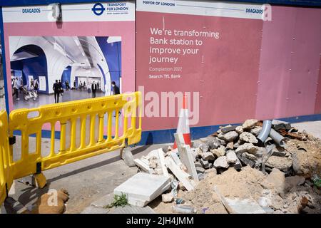 Am 12.. Juli 2022 in London, England, werden Schutt auf einem Gehsteig vor einem Bauhorter in der Nähe des neuen Eingangs zur Bank Station in der Cannon Street in der City of London, dem Finanzdistrikt der Hauptstadt, errichtet. Stockfoto