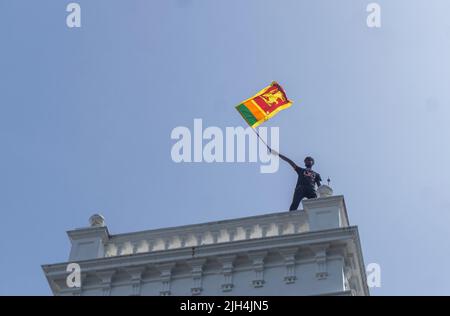 Colombo, Sri Lanka. 13.. Juli 2022. Hunderte von Demonstranten stürmten das Büro des Premierministers. Über 30 Menschen wurden während des Protestes verletzt und ins Krankenhaus eingeliefert. (Foto: ISURA Nimantha/Pacific Press/Sipa USA) Quelle: SIPA USA/Alamy Live News Stockfoto