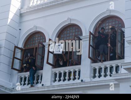 Colombo, Sri Lanka. 13.. Juli 2022. Hunderte von Demonstranten stürmten das Büro des Premierministers. Über 30 Menschen wurden während des Protestes verletzt und ins Krankenhaus eingeliefert. (Foto: ISURA Nimantha/Pacific Press/Sipa USA) Quelle: SIPA USA/Alamy Live News Stockfoto