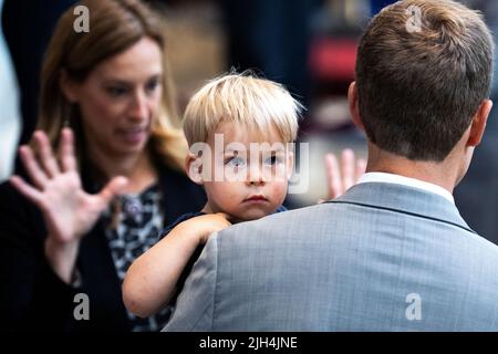 Washington, USA. 14.. Juli 2022. USA - JULI 14: Der Republikaner Conor Lamb, D-Pa., hält seinen Sohn Matthew im Gespräch mit dem Republikaner Mikie Sherrill, D-N.J., vor den sterblichen Überresten von Hershel Woodrow „Woody“ Williams, dem letzten Empfänger der Ehrenmedaille des Zweiten Weltkriegs, der in der Rotunde des US-Kapitols verfällt, Am Donnerstag, den 14. Juli 2022, in Washington, DC, zu Ehren liegen. Williams, der im Alter von 98 Jahren verstarb, erhielt den Preis für die Aktion in der Schlacht von Iwo Jima. (Foto von Tom Williams/Pool/Sipa USA) Quelle: SIPA USA/Alamy Live News Stockfoto