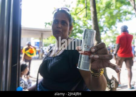 Colombo, Sri Lanka. 13.. Juli 2022. Hunderte von Demonstranten stürmten das Büro des Premierministers. Über 30 Menschen wurden während des Protestes verletzt und ins Krankenhaus eingeliefert. (Foto: ISURA Nimantha/Pacific Press/Sipa USA) Quelle: SIPA USA/Alamy Live News Stockfoto