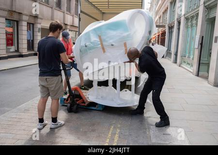 Delvery-Männer laden am 14.. Juli 2022 in London, England, einen großen Teekannen-Laden aus einem Lastwagen am Hintereingang des Luxushändlers Fortnum & Mason in der Jermyn Street aus. Stockfoto