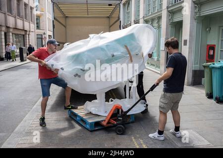 Delvery-Männer laden am 14.. Juli 2022 in London, England, einen großen Teekannen-Laden aus einem Lastwagen am Hintereingang des Luxushändlers Fortnum & Mason in der Jermyn Street aus. Stockfoto