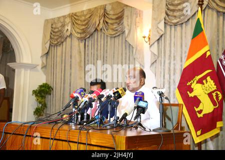 Colombo, Sri Lanka. 15.. Juli 2022. Der Parlamentspräsident von Sri Lanka, Mahinda Yapa Abeywardena (R), nimmt am 15. Juli 2022 an einer Medienbesprechung in Colombo, Sri Lanka, Teil. Der Sprecher kündigte am Freitag den offiziellen Rücktritt von Präsident Gotabaya Rajapaksa an, und Premierminister Ranil Wickremesinghe wird als Interimspräsident vereidigt. Quelle: Che Hongliang/Xinhua/Alamy Live News Stockfoto