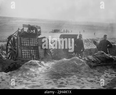 Ein Foto von etwa 1911 Soldaten der Königlich Italienischen Armee, die in Libyen Artilleriebüche besetzt hatten, nachdem Italien dem türkischen Osmanischen Reich während des italienischen Türkenkrieges von 1911 bis 1912 den Krieg erklärt hatte. Stockfoto