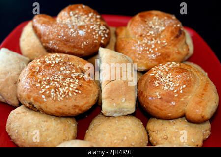 Arabisch-ägyptische orientalische Küche mit Cookies gefüllt mit Datteln Paste und Cookies mit Sesam und Zucker bedeckt, Maamoul Eid El Fitr Fest, Ramadan Swee Stockfoto