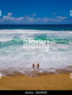 St. Lucia Südafrika, Männer und Frauen beim Strandspaziergängen Mission Rocks Strand in der Nähe von Cape Vidal im Isimangaliso Wetland Park in Zululand. Südafrika, St. Lucia Stockfoto