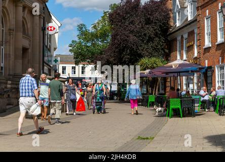 Menschen, die in einer Fußgängerzone im Stadtzentrum einkaufen, Beccles, Suffolk, England, Großbritannien Stockfoto