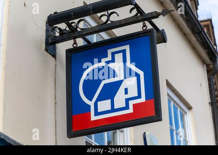 Wandschild für die Bankfiliale der Nationwide Building Society in der High Street, Großbritannien Stockfoto