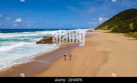 St. Lucia Südafrika, Männer und Frauen beim Strandspaziergängen Mission Rocks Strand in der Nähe von Cape Vidal im Isimangaliso Wetland Park in Zululand. Südafrika, St. Lucia Stockfoto