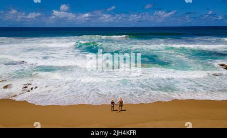 St. Lucia Südafrika, Männer und Frauen beim Strandspaziergängen Mission Rocks Strand in der Nähe von Cape Vidal im Isimangaliso Wetland Park in Zululand. Südafrika, St. Lucia Stockfoto