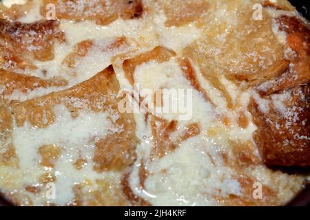 Traditionelle arabische ägyptische östliche Dessertküche namens Om Ali, ägyptisches Brot Pudding in einer braunen Schüssel Töpfereiauflauf aus Milch, ägyptische bre Stockfoto