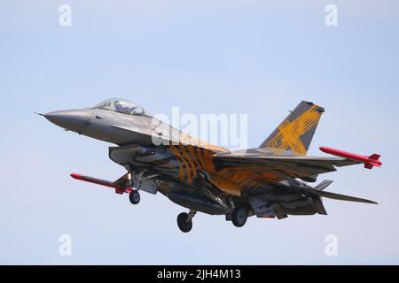 Fairford, Großbritannien, 14.. Juli 2022, Eine belgische General Dynamics F-16 in X Tiger-Lackierung kommt für das RIAT Royal International Air Tattoo bei RAF Fairford, Großbritannien, an Stockfoto