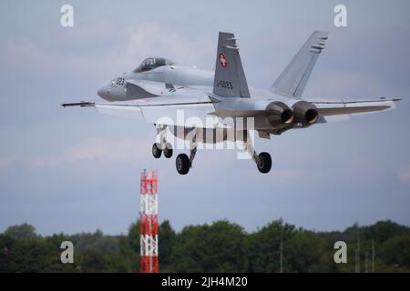 Fairford, Großbritannien, 14.. Juli 2022, McDonnell Douglas F/A-18C Hornet kommt zum RIAT Royal International Air Tattoo, das von Freitag, 15.. Bis Sonntag, 17.. Juli stattfindet. Stockfoto