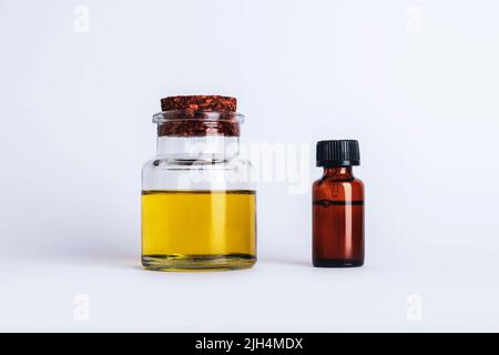 Kosmetisches Grundöl und ätherisches Öl auf weißem Hintergrund. Natürliche Gesundheit, Hautpflege-Konzept. Nahaufnahme. Stockfoto