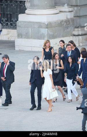 Madrid. Spanien. 20220715, Yolanda Diaz, Joan Subirats nehmen an der „Applaus for Memory“-Veranstaltung ‘Royal Palace am 15. Juli 2022 in Madrid, Spanien, Teil, bei der die Covid-Opfer und die Anerkennung von Sanitätern gewürdigt werden. Quelle: MPG/Alamy Live News Stockfoto