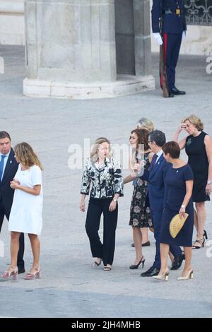 Madrid. Spanien. 20220715, Irene Montero, Carolina Darias, Diana Morant, Isabel Rodriguez, Pilar Llop nahm am 15. Juli 2022 ‘Madrid, Spanien, an der „Applaus für die Erinnerung“-Aktion zur Anerkennung der Opfer von Covid und der Anerkennung von Sanitäterinnen im Königlichen Palast Teil. Quelle: MPG/Alamy Live News Stockfoto