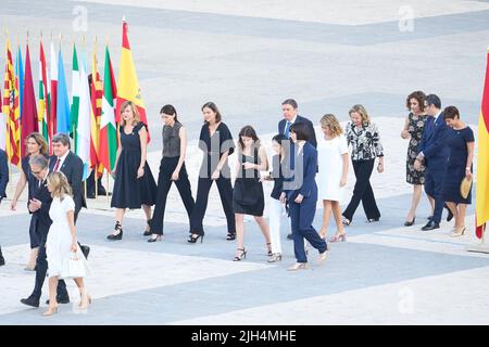 Madrid. Spanien. 20220715, Irene Montero, Carolina Darias, Diana Morant, Isabel Rodriguez, Pilar Llop nahm am 15. Juli 2022 ‘Madrid, Spanien, an der „Applaus für die Erinnerung“-Aktion zur Anerkennung der Opfer von Covid und der Anerkennung von Sanitäterinnen im Königlichen Palast Teil. Quelle: MPG/Alamy Live News Stockfoto