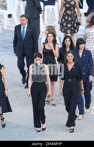 Madrid. Spanien. 20220715, Irene Montero, Carolina Darias, Diana Morant, Isabel Rodriguez, Pilar Llop nahm am 15. Juli 2022 ‘Madrid, Spanien, an der „Applaus für die Erinnerung“-Aktion zur Anerkennung der Opfer von Covid und der Anerkennung von Sanitäterinnen im Königlichen Palast Teil. Quelle: MPG/Alamy Live News Stockfoto