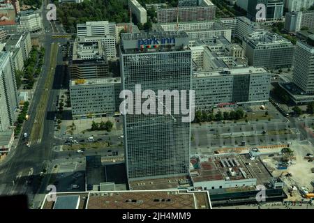 Berlin, Deutschland. 22.. Mai 2020. Das „Park Inn“ ist eines der Hochhäuser, die das Image am Alexanderplatz dominieren. Quelle: Paul Zinken/dpa/Alamy Live News Stockfoto