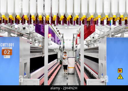 Peking, Chinas Provinz Shandong. 26.. Juni 2022. Ein Arbeiter betreibt Maschinen in einem Unternehmen in Zaozhuang, ostchinesische Provinz Shandong, 26. Juni 2022. Kredit: Guo Xulei/Xinhua/Alamy Live Nachrichten Stockfoto