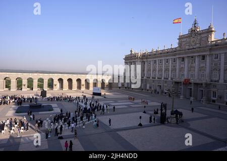 Madrid, Spanien. 15.. Juli 2022. Der Waffenplatz während des „˜Applaus für die Erinnerung“, der Akt des Staates zur Anerkennung der Opfer von Covid und der Anerkennung von Sanitäterinnen im Königlichen Palast am 15. Juli 2022 in Madrid, Spanien (Bildquelle: © Jack Abuin/ZUMA Press Wire) Bildquelle: ZUMA Press, Inc./Alamy Live News Stockfoto