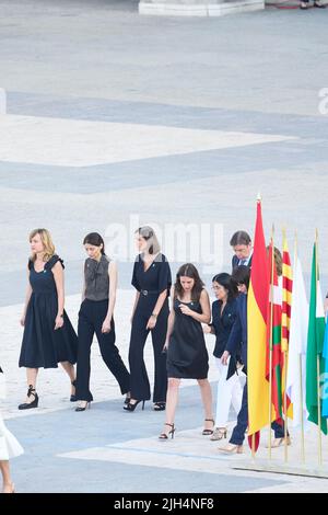 Madrid, Spanien. 15.. Juli 2022. Irene Montero, Carolina Darias, Diana Morant, Isabel Rodriguez, Pilar Llop nehmen an der „˜Applaus for Memory“-Veranstaltung Teil, die am 15. Juli 2022 im Königlichen Palast in Madrid, Spanien, die Opfer von Covid und die Anerkennung der Sanitäter ehrt (Bildquelle: © Jack Abuin/ZUMA Press Wire) Quelle: ZUMA Press, Inc./Alamy Live News Stockfoto