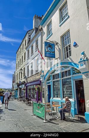 Das Dolphin Hotel, ein beliebter historischer Pub, der vom Künstler Bery Cook berühmt wurde, befindet sich in einer kurzen Reihe von Restaurants und Gasthäusern, die als das Barbican in Plymouth bekannt sind Stockfoto