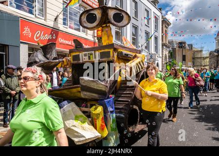 Mitarbeiter und Studenten der Humphry Davy Schule ziehen einen großen Wagen in einer Prozession am Mazey Day während des Golowan Festivals in Cornwall in England in t Stockfoto