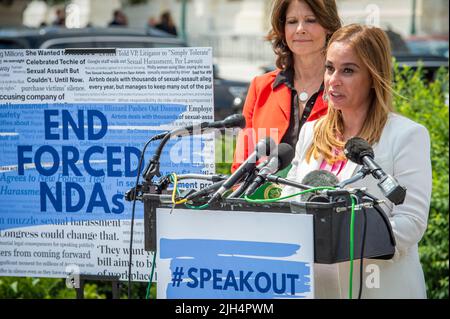 Washington DC, USA. 14.. Juli 2022. Julie Roginsky hält am Donnerstag, den 14. Juli 2022, im US-Kapitol in Washington, DC, Bemerkungen zur Gesetzgebung, die das Ende der NDA erzwungen hat. Foto von Rod Lampey/CNP/ABACAPRESS.COM Quelle: Abaca Press/Alamy Live News Stockfoto