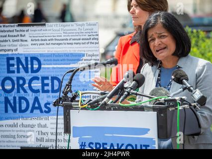 Washington DC, USA. 14.. Juli 2022. Die Vertreterin der Vereinigten Staaten, Pramila Jayapal (Demokratin von Washington), hält am Donnerstag, den 14. Juli 2022, im US-Kapitol in Washington, DC, eine Rede, die sich mit einer Gesetzeslage zum Ende der NDA's befahlen hat. Foto von Rod Lampey/CNP/ABACAPRESS.COM Quelle: Abaca Press/Alamy Live News Stockfoto