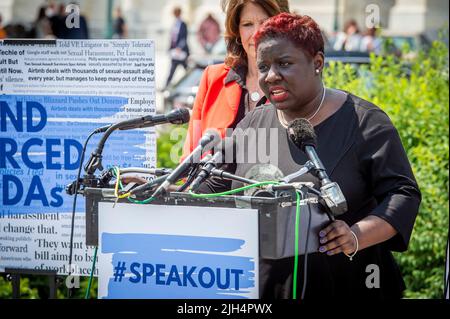Washington DC, USA. 14.. Juli 2022. Indira Henard hält am Donnerstag, den 14. Juli 2022, im US-Kapitol in Washington, DC, Bemerkungen zur Gesetzgebung, die das Ende der NDA erzwungen hat. Foto von Rod Lampey/CNP/ABACAPRESS.COM Quelle: Abaca Press/Alamy Live News Stockfoto